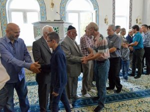 -kurban-bayram-namazinda-kehlde-ditib-cami-dolup-tasti_3188_dhaphoto2.jpg