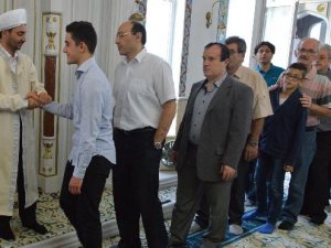 -kurban-bayram-namazinda-kehlde-ditib-cami-dolup-tasti_3188_dhaphoto3.jpg