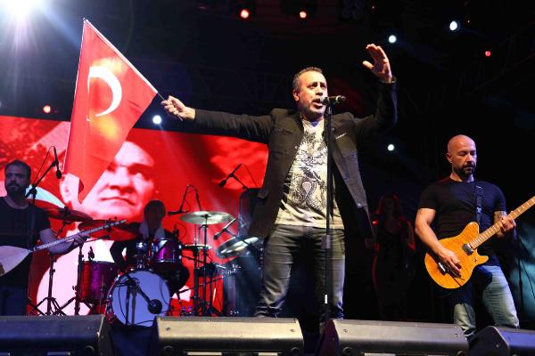 4-bin-kisi-zeybek-oynadi-ataturkun-kalpakli-portresini-olusturdu-ek-fotograf_5600_dhaphoto2.jpg