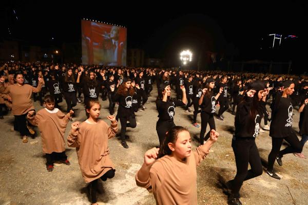 4-bin-kisi-zeybek-oynadi-ataturkun-kalpakli-portresini-olusturdu_3604_dhaphoto5.jpg