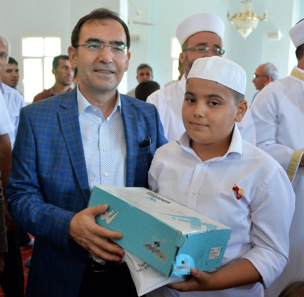 40-gun-5-vakit-namaza-katilan-cocuklara-tablet-ve-ceyrek-altin_4316_dhaphoto4.jpg