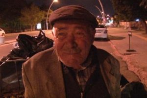 829490-80-yasinda-atik-kagit-toplayarak-gecimini-sagliyor-591d342527c56.jpg
