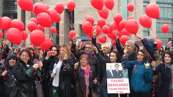 adalet-nobetinin-49.-haftasinda-gokyuzune-balon-biraktilar_2679_dhaphoto1.jpg