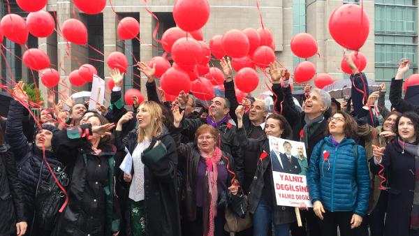adalet-nobetinin-49.-haftasinda-gokyuzune-balon-biraktilar_2679_dhaphoto2.jpg