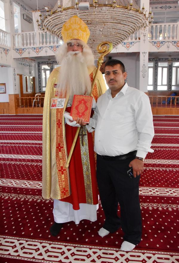 alman-noel-baba-camide-dua-edip-baris-diledi_5456_dhaphoto3.jpg