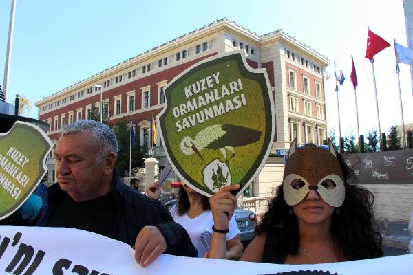 almanya-baskonsoloslugu-onunde-orman-protestosu-_9548_dhaphoto5.jpg