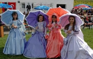 almanyada-23-nisan-kutlama-torenleri-hazirliklari-suruyor_3933_dhaphoto4.jpg