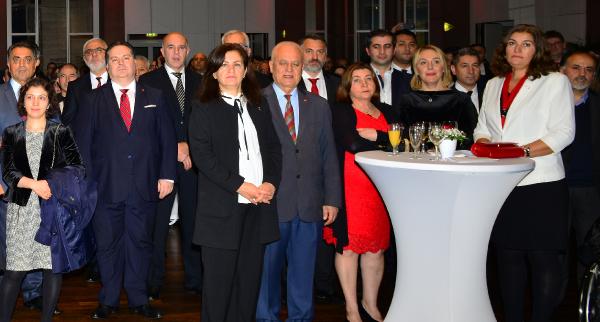 almanyada-cumhuriyet-coskusu-devam-ediyor_8948_dhaphoto2.jpg