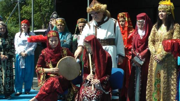 almanyada-geleneksel-turk-kiyafetleri-defilesi-duzenlendi_8666_dhaphoto5.jpg