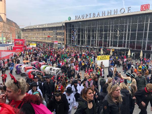 almanyada-karnaval-kadinlar-gecesi-etkinlikleri-ile-suruyor_7596_dhaphoto1.jpg