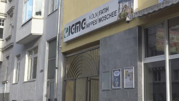 almanyadaki-turkler-cami-vergisinden-once-islami-resmi-din-olarak-tanisinlar_2487_dhaphoto4.jpg