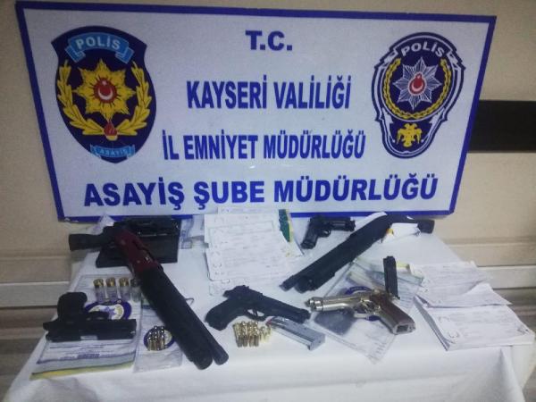 arizali-araclari-kiraladiklari-gurbetcilere-silah-tehdidiyle-bos-senet-imzalatan-cete-cokertildi_4981_dhaphoto5.jpg