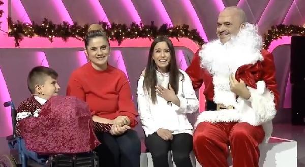 arnavutluk-basbakan-noel-baba-kiligina-girerek-engelli-cocukla-bir-araya-geldi_5480_dhaphoto1.jpg