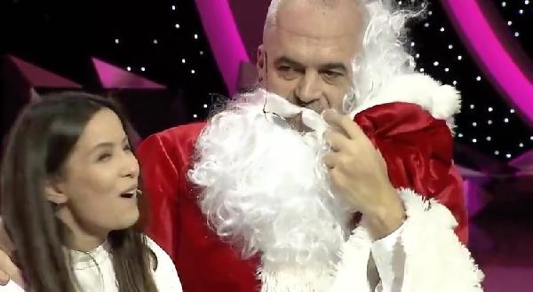 arnavutluk-basbakan-noel-baba-kiligina-girerek-engelli-cocukla-bir-araya-geldi_5480_dhaphoto3.jpg