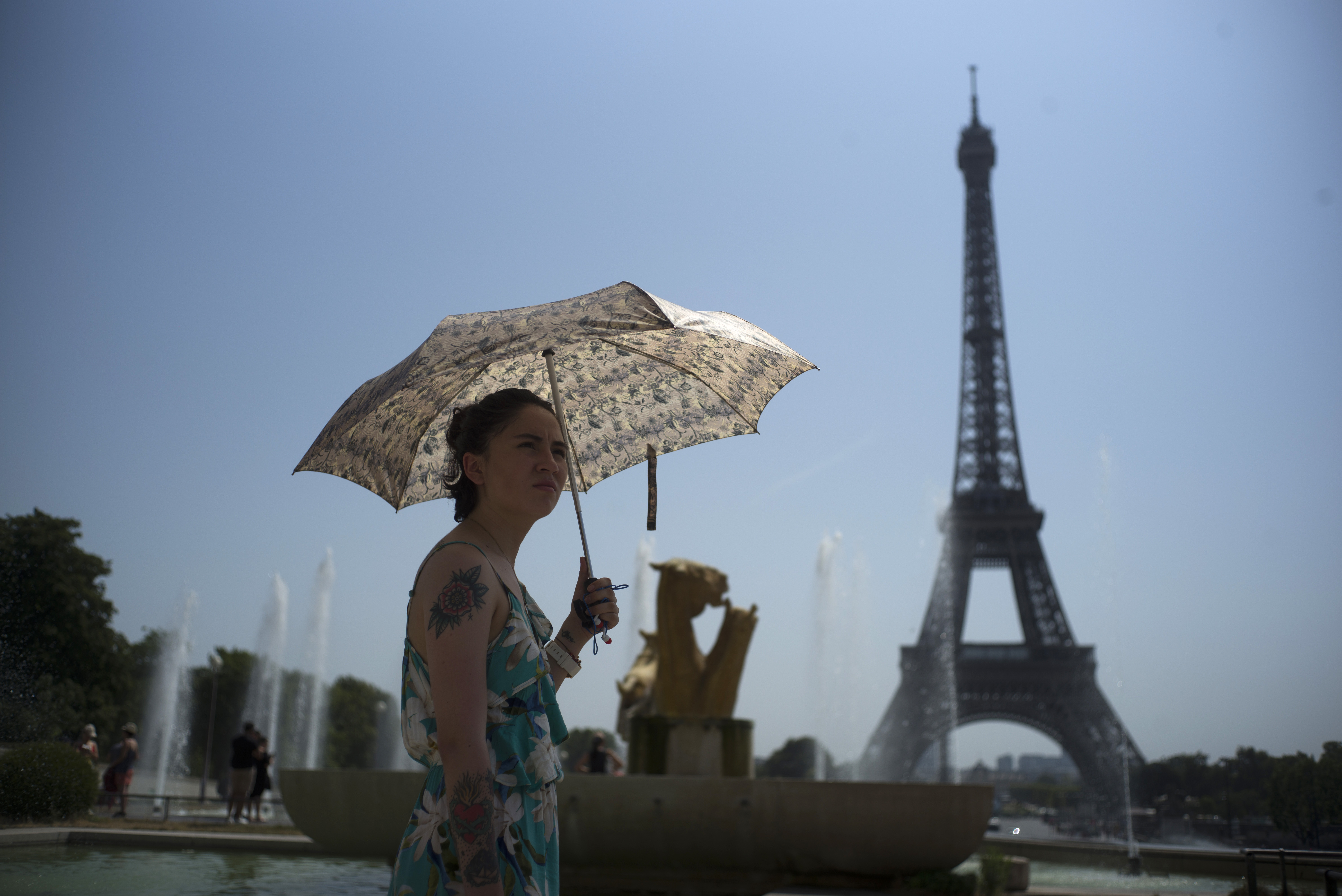 Погода в париже на 14 дней. Улицы Парижа аномальная жара. Ббс Париж Париж. Paris weather. Эйфелева башня расплавилась от жары.