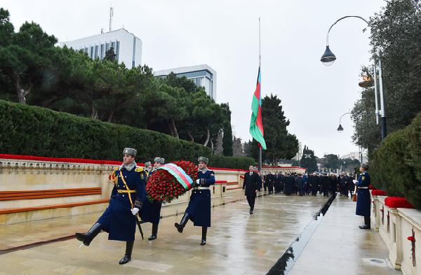 bakude-20-ocak-katliami-kurbanlari-anildi_8414_dhaphoto4.jpg