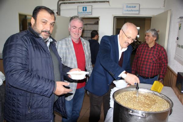 baskan-kafaoglu-almanyada-asure-dagitti_7380_dhaphoto3.jpg
