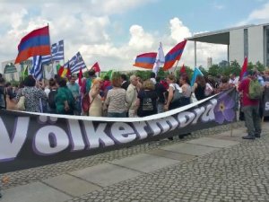 berlin-meclisi-onunde-sozde-soykirim-kararina-destek-gosterisi_5233_dhaphoto2.jpg