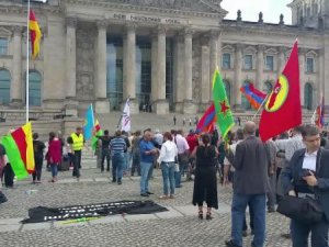 berlin-meclisi-onunde-sozde-soykirim-kararina-destek-gosterisi_5233_dhaphoto5.jpg