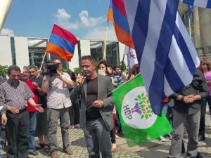 berlin-meclisi-onunde-sozde-soykirim-kararina-destek-gosterisi_5233_dhaphoto7.jpg