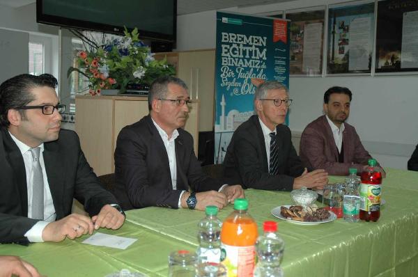 bremen-belediye-baskani-asiri-sagcilarin-saldirdigi-camiyi-ziyaret-etti_7848_dhaphoto2.jpg