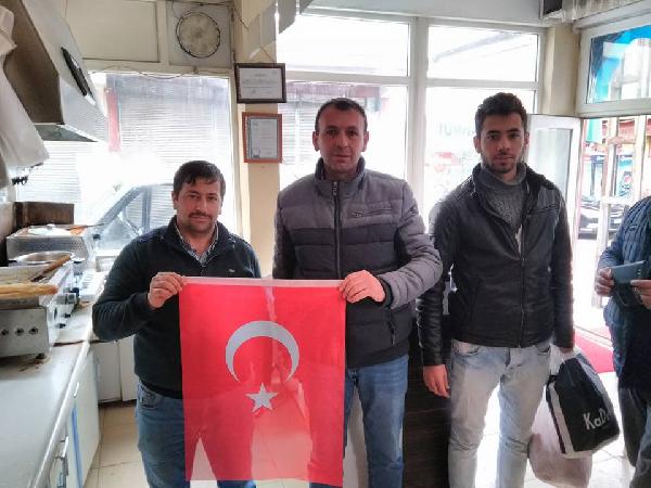 chp-afrine-destek-icin-turk-bayragi-dagitti_1441_dhaphoto1.jpg