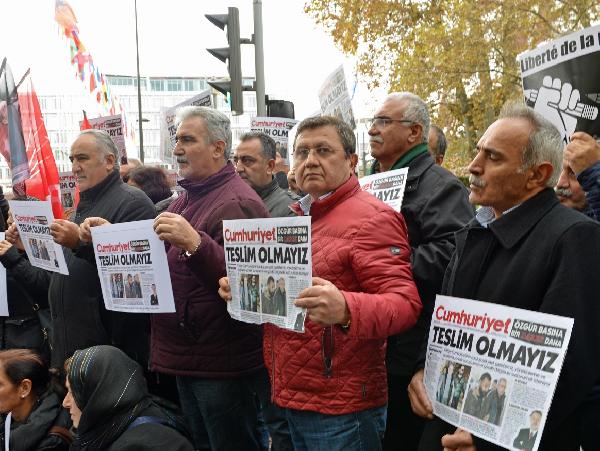 chp-uyelerinden-cumhuriyet-gazetesine-dayanisma-gosterisi-yapildi_1086_dhaphoto1.jpg