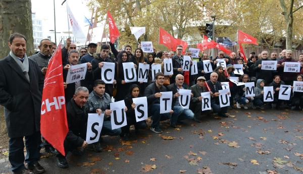 chp-uyelerinden-cumhuriyet-gazetesine-dayanisma-gosterisi-yapildi_1086_dhaphoto3.jpg