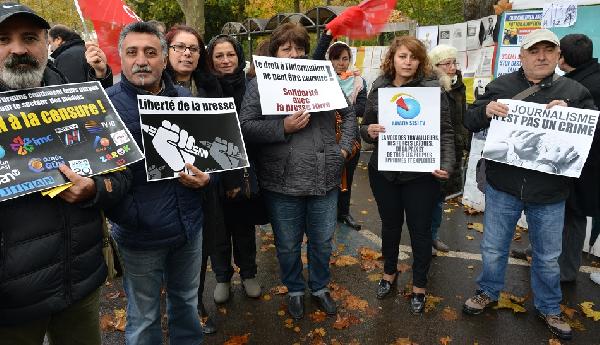 chp-uyelerinden-cumhuriyet-gazetesine-dayanisma-gosterisi-yapildi_1086_dhaphoto4.jpg