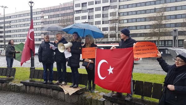 chpnurnberg-birliginden-referandum-protestosu_6726_dhaphoto1.jpg