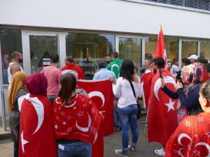 cizdigi-uygunsuz-resme-erdogani-konu-eden-alman-sanatci-protesto-edildi_7190_dhaphoto2.jpg