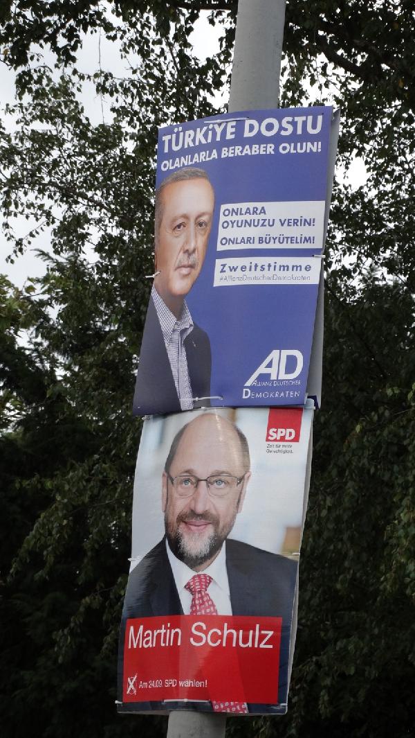 cumhurbaskani-erdoganin-oy-cagrisi-almanyada-secim-afislerinde-yer-aldi_9963_dhaphoto3.jpg