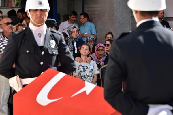 denetim-noktasindaki-kazada-sehit-olan-polis-memleketine-ugurlandi-_2321_dhaphoto4.jpg