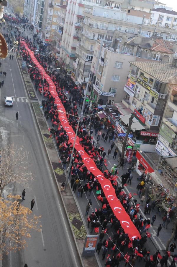 diyarbakirda-binlerce-kisi-pkk-terorunu-protesto-etti_2335_dhaphoto1.jpg