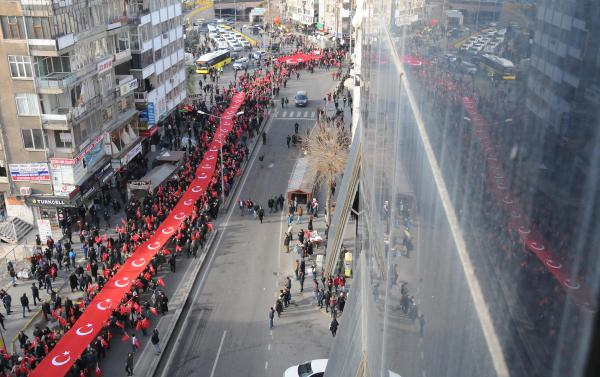 diyarbakirda-binlerce-kisi-pkk-terorunu-protesto-etti_2335_dhaphoto3.jpg