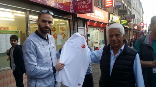 dunya-sampiyonu-milli-sporcu-londrada-kebap-pisirdi_4506_dhaphoto9.jpg