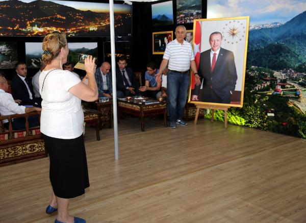erdoganin-heykel-tepkisi-ardindan-maket-fotografi-degisti_8040_dhaphoto2.jpg