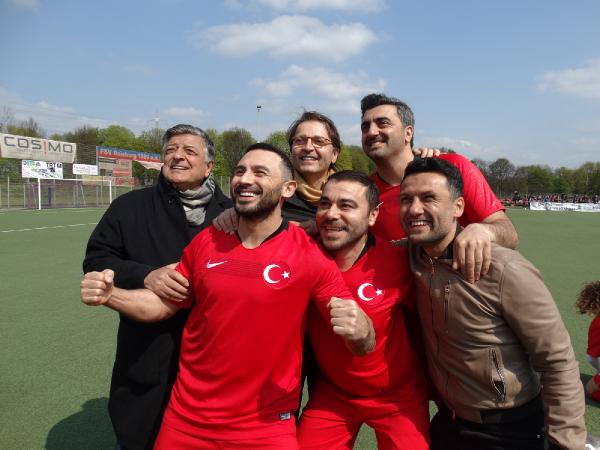 eski-futbolcular-almanyada-gol-yagdirdi_2363_dhaphoto2.jpg