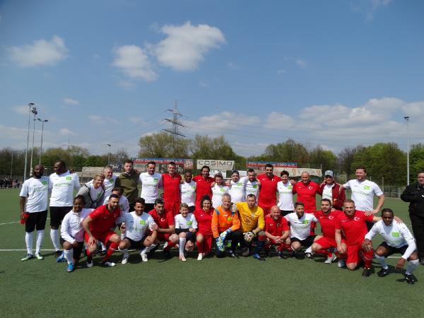 eski-futbolcular-almanyada-gol-yagdirdi_2363_dhaphoto3.jpg
