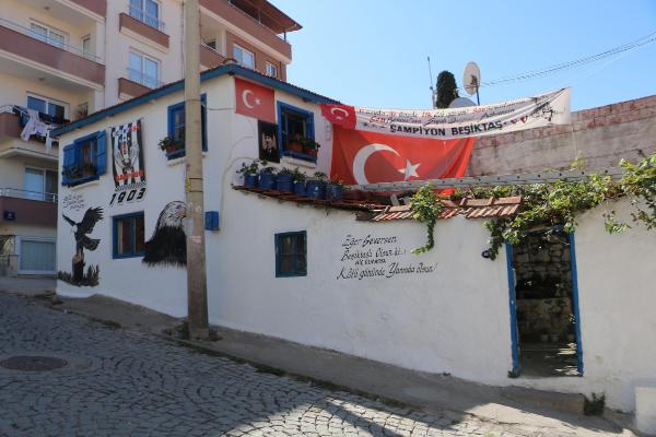 fanatik-besiktaslinin-evi-boyle-olur_5630_dhaphoto1.jpg