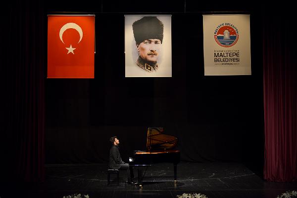genc-piyanist-utku-asan-almanya-yolcusu_7524_dhaphoto3.jpg