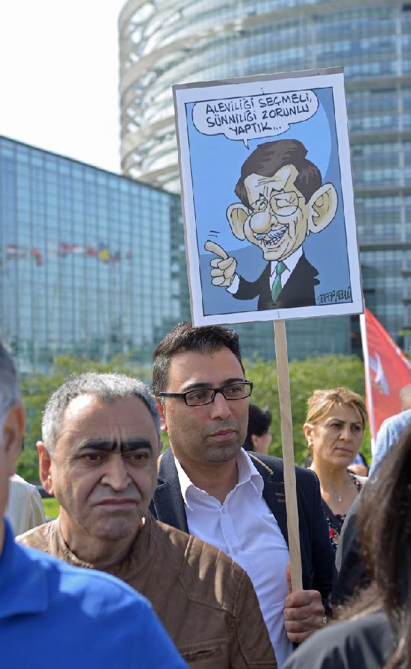 goruntulu-haber-avrupali-aleviler-ap-onunde-hukumeti-protesto-etti_9703_dhaphoto2.jpg