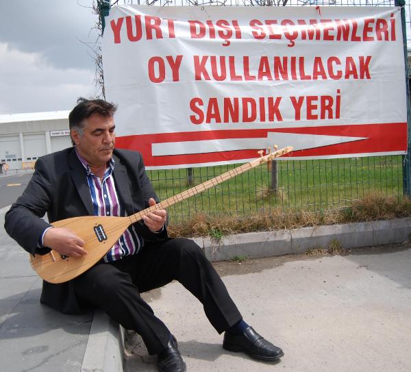 gurbetci-ozan-oy-kullanmak-icin-kayseriye-geldi_8177_dhaphoto2.jpg