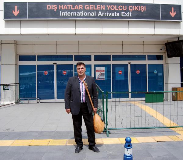 gurbetci-ozan-oy-kullanmak-icin-kayseriye-geldi_8177_dhaphoto3.jpg