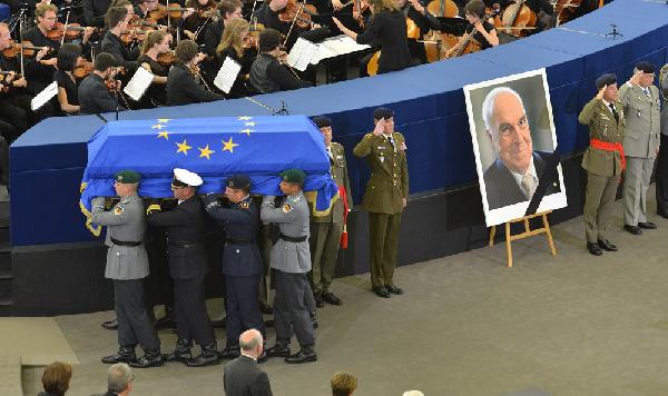 helmut-kohl-olumunun-birinci-yildonumunde-anildi_1672_dhaphoto3.jpg