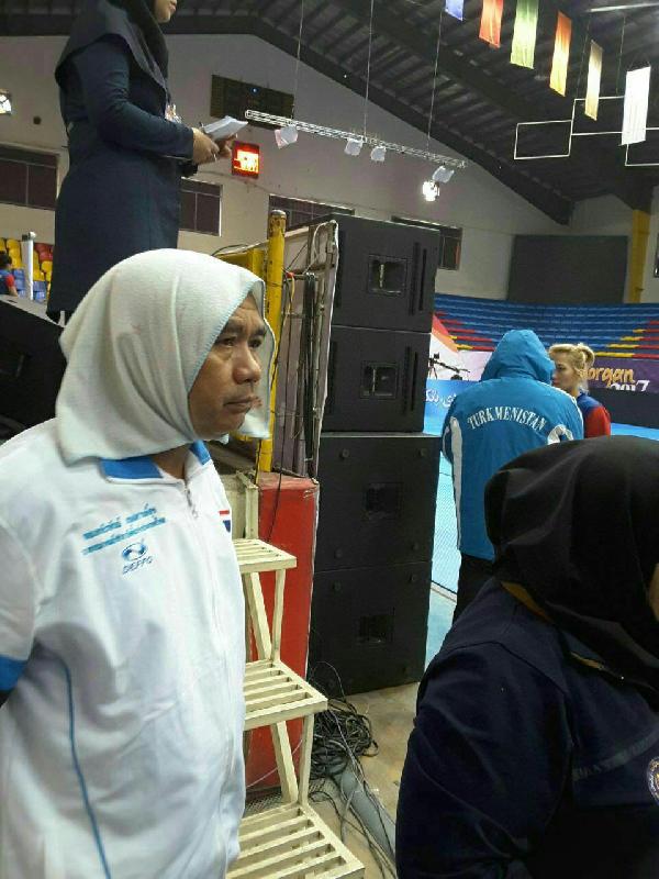 iranda-erkek-antrenor-salona-girebilmek-icin-kadin-kiligina-girdi_6854_dhaphoto3.jpg
