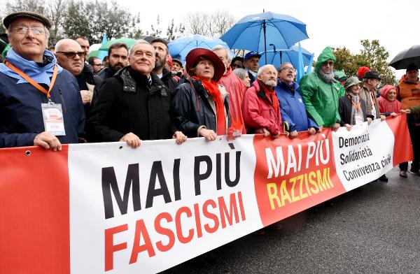 italyanlar-fasizm-ve-irkciliga-karsi-yurudu_1589_dhaphoto1.jpg