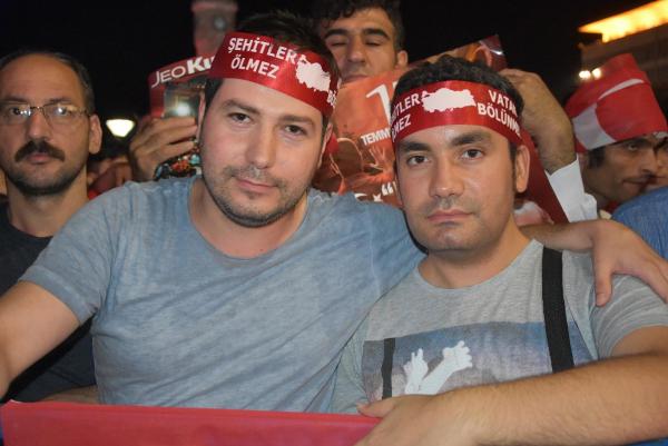 izmirde-15-temmuz-demokrasi-ve-milli-birlik-gunu-coskusu-2-_2067_dhaphoto8.jpg