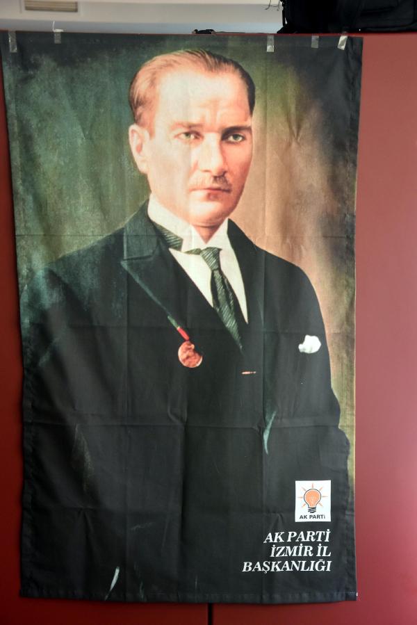 izmirde-ak-partiden-100-bin-ataturk-posteri_3866_dhaphoto1.jpg