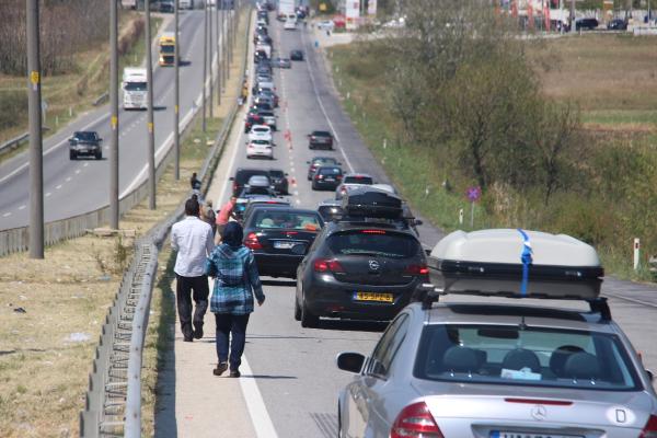 kapikulede-gurbetcilerin-5-kilometre-donus-kuyrugu2-_4089_dhaphoto1.jpg